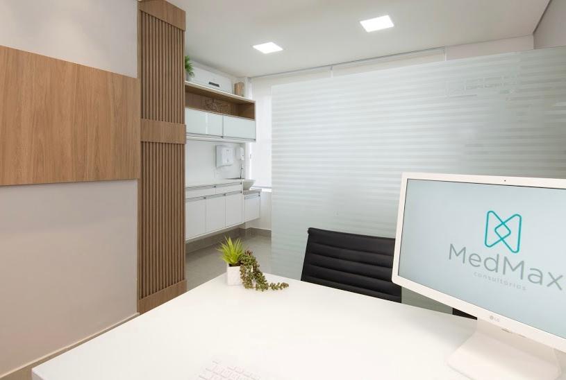 Sala clínica com cadeira odontológica