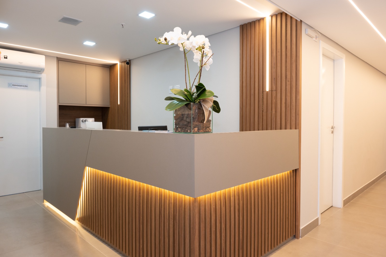 Corredor iluminado da MedMax